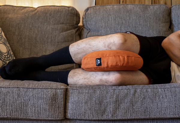 How Side Sleepers benefit from using a Pillow between the Knees - PineTales®